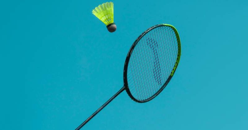 the ultimate guide to finding the best badminton rackets under 2000 rupees swag swami article featured image
